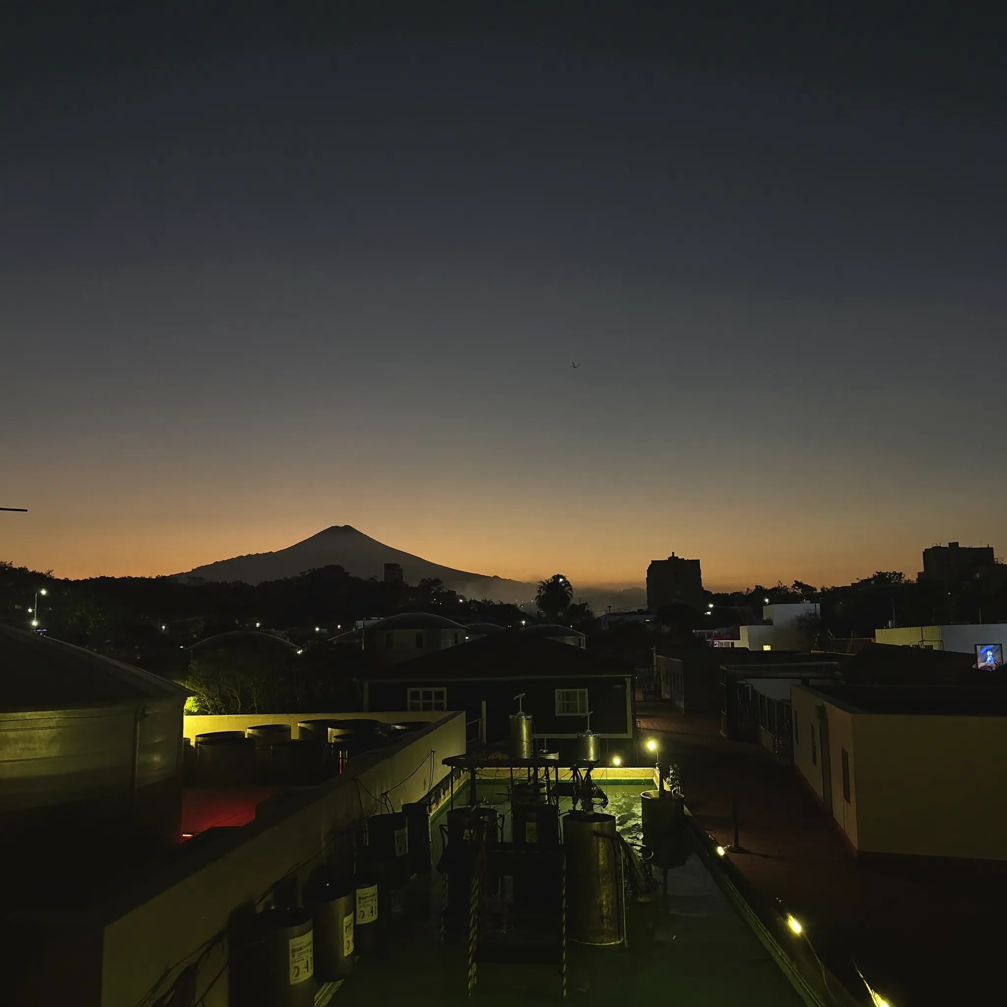 Amanecer sobre los techos de Ciudad de Guatemala